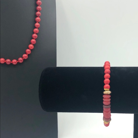 Red faux pearl necklace and bracelet. - Picture 3 of 4